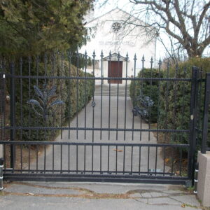 Portón de entrada de forja contemporánea